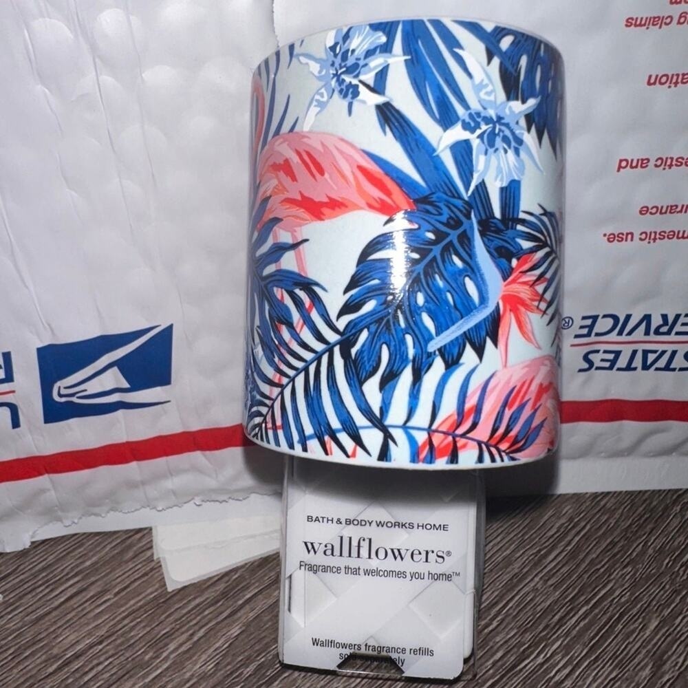 Bath and Body Works wallflower plug ceramic flamingo tropical‎ leaves plug in